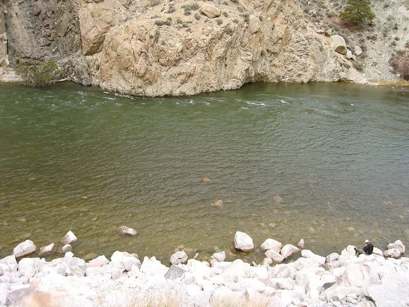 An excellent run - An excellent run near the beginning of the effluent at Miracle Mile on the North Platte River. (Notice Kurt in the lower right of the picture)